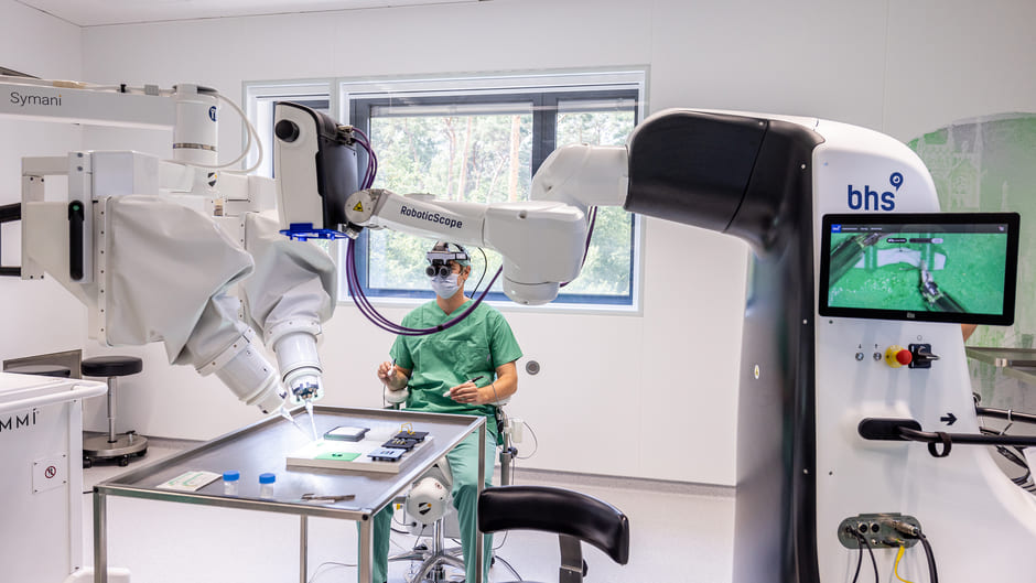 Erstmals vollständig robotergestützte mikrochirurgische Eingriffe am Menschen durchgeführt