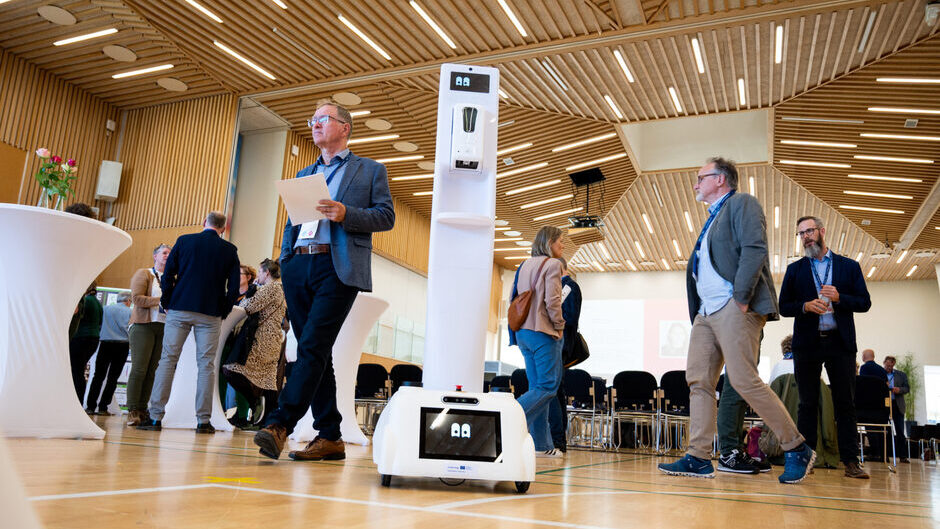 Deutsch-dänisches Forschungsprojekt hat intelligenten Roboter zur Handdesinfektion entwickelt