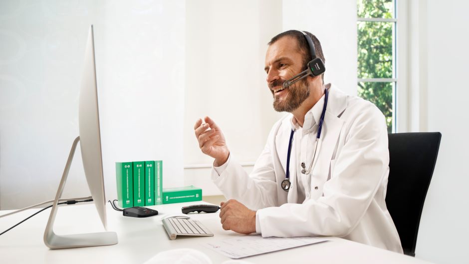 psm6000_philips-speechone_male-physician-at-desk_13_highres_SL.jpg