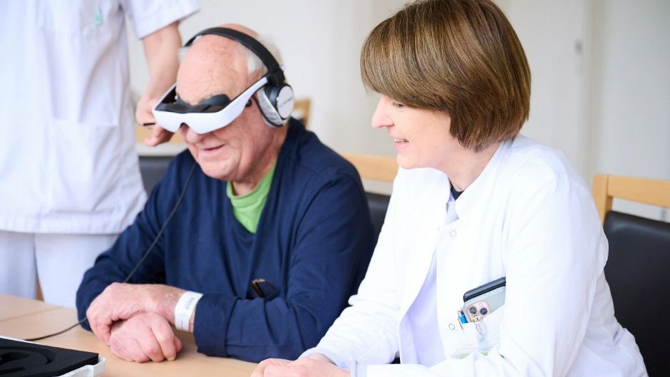 Virtuelle Reisen im Alter – Entspannung per VR-Brille in der Geriatrie