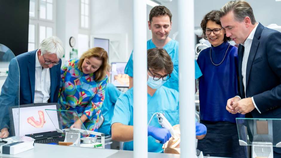 Digitalisierung im Zahnmedizin-Studium: Neuer Phantomsimulationssaal an der Universitätsmedizin Halle eingerichtet