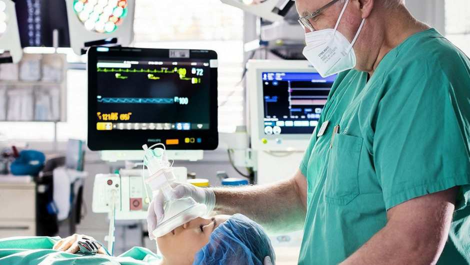 Nachhaltige Intensivmedizin: Helios revolutioniert Narkosegasrecycling