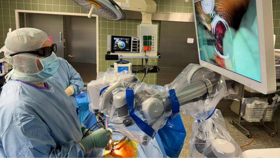 Besser sehen, aufrecht stehen: digitales OP-Mikroskop in der Neurochirurgie