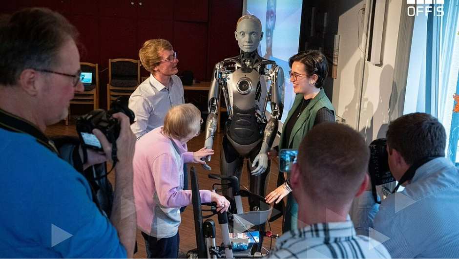Humanoide Robotik in der Pflege – OFFIS testet Ameca und untersucht Akzeptanz älterer Menschen Humanoide Robotik in der Pflege – OFFIS testet Ameca und untersucht Akzeptanz älterer Menschen