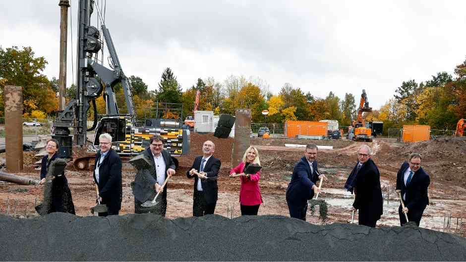 Spatenstich für den Neubau des Fraunhofer FIT in Bayreuth Spatenstich für den Neubau des Fraunhofer FIT in Bayreuth