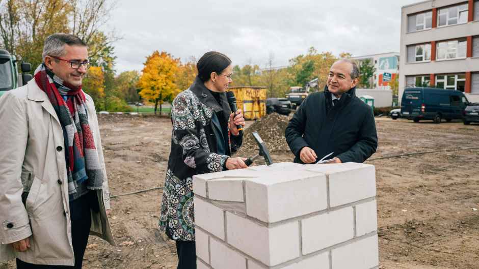 Klinikum Görlitz legt Grundstein für Erweiterungsbau der Krankenhausakademie