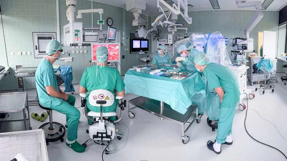 Weltweit erste Shunt-Operation mit mikrochirurgischem Robotersystem am UKSH