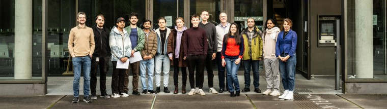 Hackathon an der HSBI: KI-Modelle erkennen Bewegungen aus EEG-Daten