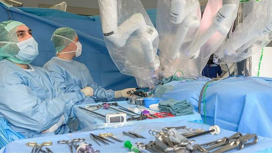 Robotergestützte Chirurgie mit dem Da-Vinci-System in der Kinderurologie des Uniklinikums Erlangen