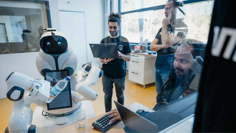 TUM stellt neuen Pflege-Assistenzroboter Garmi vor