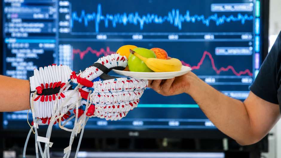 Pneumatisches Hand-Exoskelett unterstützt Menschen mit Lähmungen durch intelligente Greifassistenz